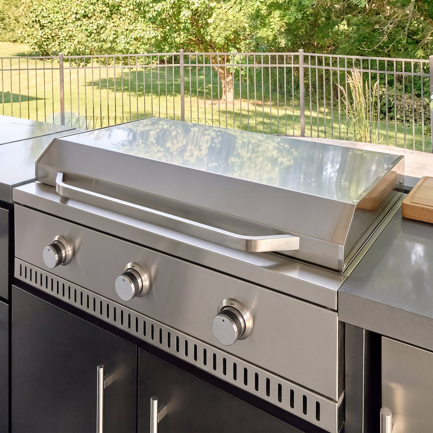 Lancaster | L-Shape Outdoor Kitchen with Built-In Griddle & Pizza Oven