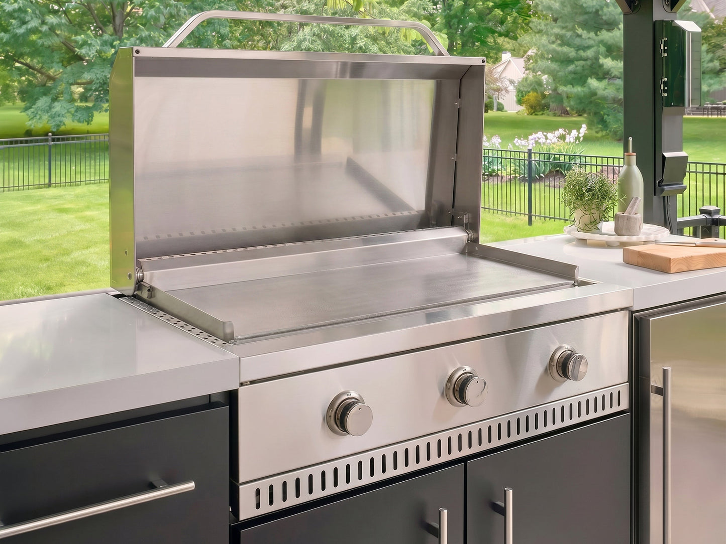 Lancaster | L-Shape Outdoor Kitchen with Built-In Griddle & Pizza Oven