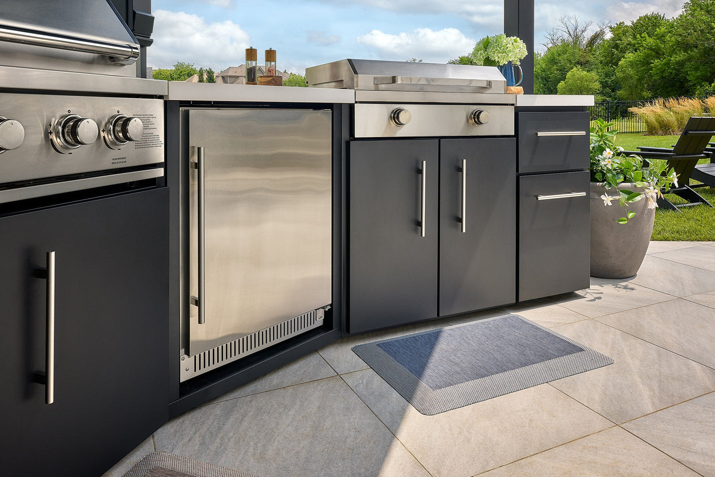 Edgemont Cove | Curved Outdoor Kitchen with Built-In Grill, Griddle & Pizza Oven