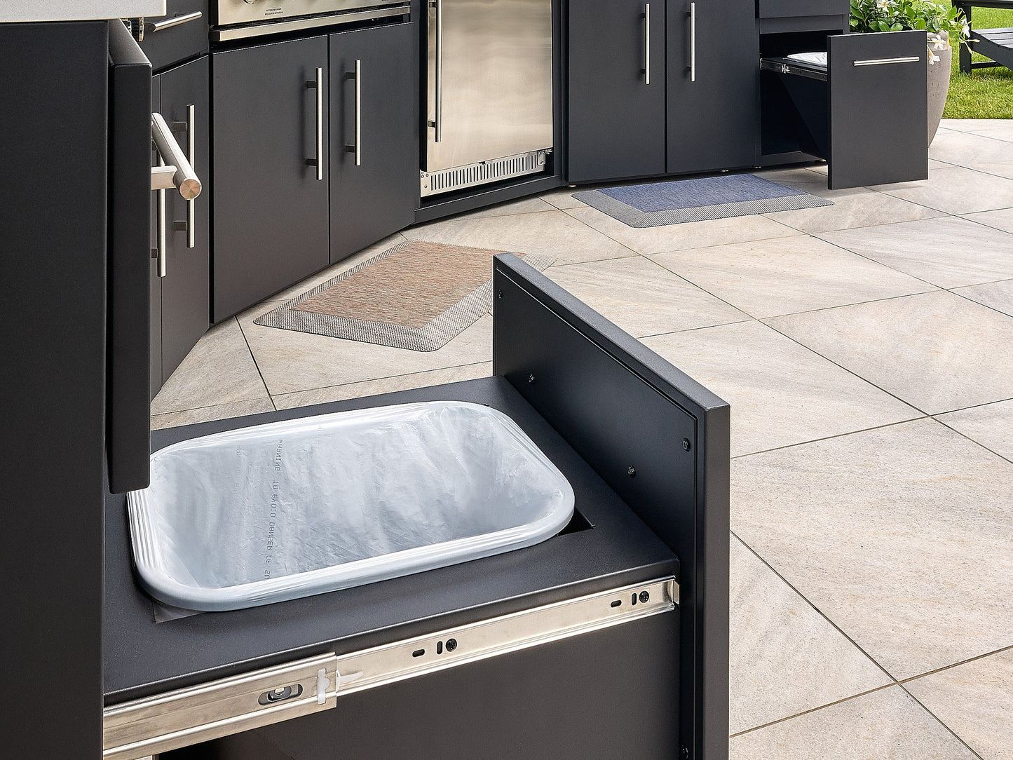 Edgemont Cove | Curved Outdoor Kitchen with Built-In Grill, Griddle & Pizza Oven
