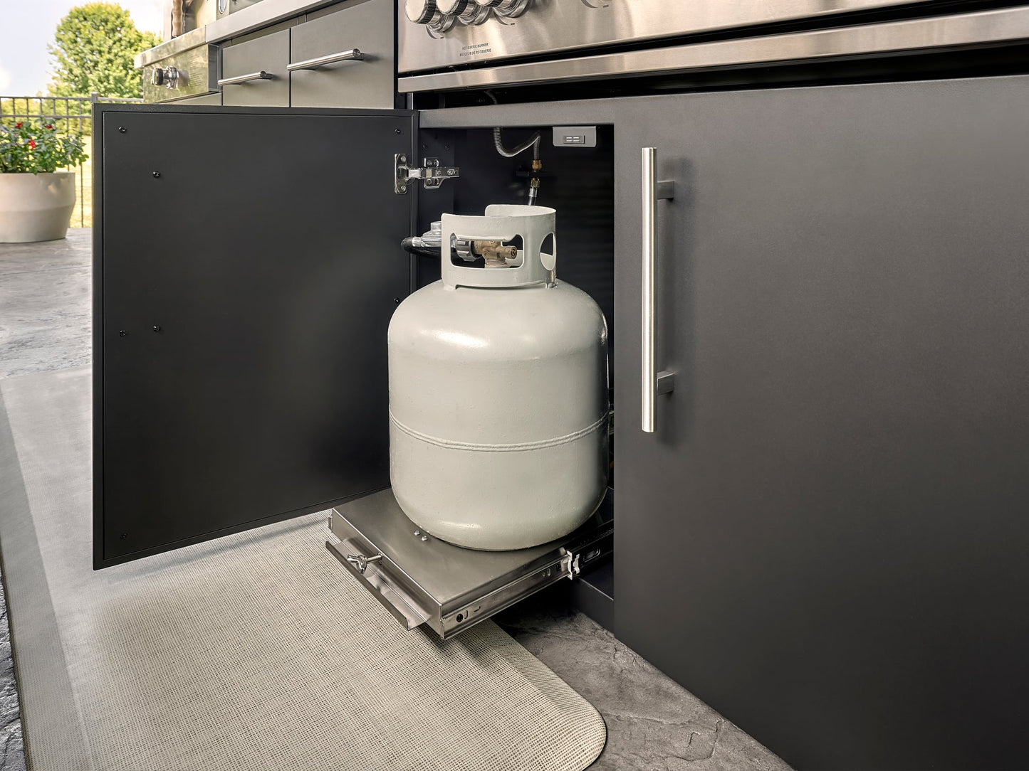 Lancaster | Galley Outdoor Kitchen with Built-In Griddle & Pizza Oven