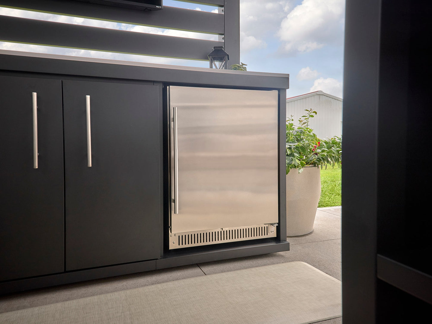 Langston | Covered Walk-In Outdoor Kitchen with Built-In Grill & Pizza Oven