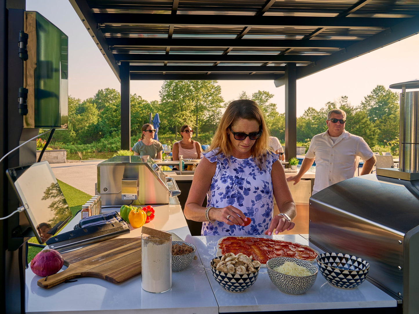 Edgemont Bay | U-Shape Outdoor Kitchen with Bar Seating, Grill & Pizza Oven