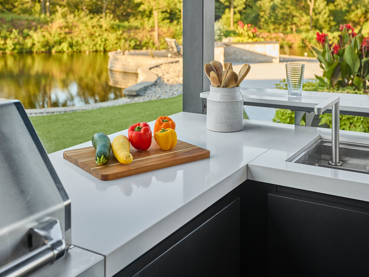 Edgemont Bay | U-Shape Outdoor Kitchen with Bar Seating, Grill & Pizza Oven